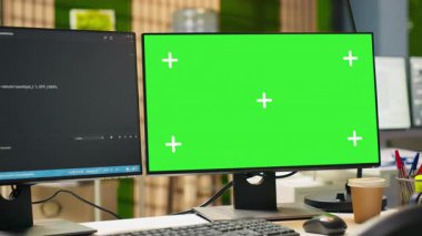 Krom anahtar bilgisayarlı teknoloji şirketinin çalışma alanı kod incelemeleri yapmak ve hataları düzeltmek için kullanılıyor. Algoritmaları tasarlamak ve uygulamak için kullanılan ofis masasının üzerindeki izole ekran bilgisayarı