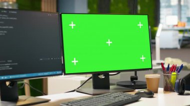 Uygulama geliştirme için kullanılan çeşitli programlama dillerinde kod parçacıkları gösteren modern başlangıç ofisindeki izole ekran bilgisayar monitörü. Boş yazılım ajansının çalışma alanındaki bilgisayar modellemesi