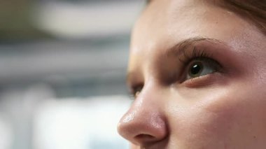 AI LLM sohbet robotu kullanarak, şirket sistem performansını optimize ederek kadın mühendisin aşırı yakınlaşması. Sistem yöneticisi elle yapılan iş akışlarını otomatik betiklere dönüştürmek için yapay zeka kullanır