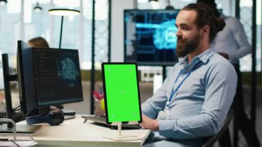 Girişim teknisyeni izole ekran tableti kullanıyor, iş analizleri için yapay zeka modelleri geliştiriyor. Krom anahtar aygıtı kullanan bilişim uzmanı, yapay zeka tahminleri için simülasyonlar çalıştırıyor, kamera A