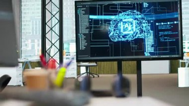 Başlangıç ofisindeki bilgisayar monitörü yapay zeka sinirsel ağları programlama dillerini gösteriyor. Yapay zeka derin öğrenim yazılım testi ve kalite güvencesi için kullanılan şirket çalışma alanındaki bilgisayar