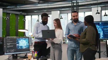 Ofisteki takım çalışması programcılarının portresi yapay zeka otomasyonunu kullanarak uygulamalar geliştiriyor. Gülümseyen bilişim uzmanlarından oluşan bir ekip aygıtlar üzerinde çalışıyor, yapay zekayla hata ayıklama uygulamaları, kamera A