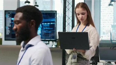 Ofisteki gülümseyen genç kadın programcının portresi yapay zeka senaryoları kullanarak tekrarlanan görevleri otomatikleştiriyor. Neşeli küçük geliştirici suni zekayı kullanarak uzun metrajlı uygulamayı hızlandırıyor, kamera A