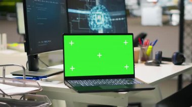 Boş yapay zeka başlangıç ofisinde uygulamaları inşa etmek için kullanılan programlama dillerini gösteren izole ekran bilgisayarı. Yazılım geliştirme ajansında derin öğrenme kodlarını gösteren Chroma anahtar defteri