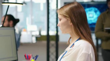 Kadın teknisyen, ofisteki görevleri otomatikleştirmek için AI LLM sohbet robotu kullanıyor. Bilişim uzmanı yapay zeka kullanıyor. Büyük dil model asistanı, şirket sistem performansını optimize ediyor. Kamera A