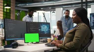 Yapay zeka algoritmalarını kodlamak, yazılım sorunlarını çözmek ve sistem istikrarını iyileştirmek için izole ekran tableti kullanan yönetici. Krom anahtar aygıtı, yapılandırma ayarları, kamera A kullanarak teknik başlatma ofis çalışanı