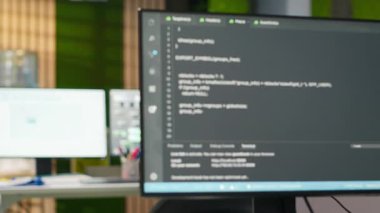 Derinlemesine öğrenmeyi sağlayan algoritmaları tasarlamak ve uygulamak için kullanılan ofis masasındaki bilgisayar. Yapay zeka teknolojisi şirketinin çalışma alanı. Hataları düzeltmek için kod incelemeleri yapan bir bilgisayar.