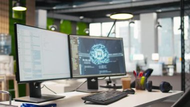 Boş başlangıç çalışma alanı, makine öğrenme modellerinde bilgisayar monitörlerinde çalışan gelişmiş yapay zeka algoritmaları. Modern ofisteki bilgisayar ekranlarında yapay zeka kodlama platformu