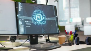 Başlangıç ofis masasında suni zeka programlama dillerini gösteren bilgisayar görüntüsü. Yapay zeka öğrenme kod denemesi ve kalite güvencesi için kullanılan şirket çalışma alanındaki bilgisayar