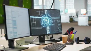 Programcılar tarafından kullanılan bilgisayar monitörleriyle çalışan yapay zeka programı olan boş bir başlangıç ofisi. AI endüstri başlangıç çalışma alanı kaldıraç makinası öğrenme teknolojisi