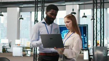 Küçük Dev ve meslektaşı yapay zeka sistem ölçümlerini gözden geçiriyorlar. Performans gösterge panellerini izliyorlar. Teknoloji şirketi programcısı ve genç bayan mühendis sinirsel ağları ayarlıyorlar, kamera A