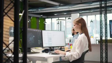 AI LLM sohbet robotu tavsiyeleri kullanarak performansı optimize eden küçük geliştirici. Genç bir kadın, yapay zeka asistanını kullanarak el işi akışını otomatik senaryolara, kamera A 'ya çeviriyor.