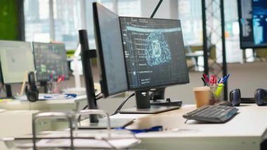 Derinlemesine öğrenme kodlamasını sağlayan algoritmalar tasarlamak ve uygulamak için kullanılan başlangıç ofisindeki bilgisayar. Bilgisayarlı tekboynuzlu at girişimi. Hataları düzeltmek için kod incelemeleri yapıyorlar. El kameralı görüntüler.