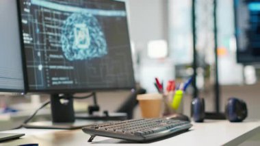 Programcılar tarafından kullanılan PC ekranları üzerinde çalışan yapay zeka sinirsel ağları olan boş başlangıç ofisi. AI şirketinin çalışma alanı bilgisayarları derin öğrenme teknolojisini kullanıyor