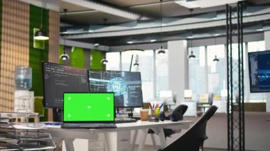 Yeşil ekran dizüstü ve bilgisayar monitörlerinde çalışan yapay zeka algoritmaları boş başlangıç çalışma alanı, makine öğrenme modelleri. Model defteri ve yapay zeka kodlama platformu ofiste.