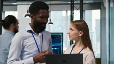 Kadın mühendis ve iş arkadaşı, yazılım hatalarını düzeltmek ve sistem istikrarını iyileştirmek için yapay zeka algoritmaları kodluyor. Teknoloji firmasındaki genç kadın ve meslektaşı, aygıt, kamera A 'yı kullanarak ayarları yapılandırıyor.