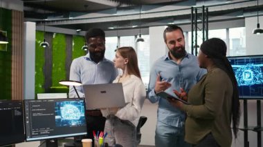 Ofisteki programcılar, cihazlardaki yapay zeka senaryolarını kullanarak tekrarlanan görevleri otomatikleştiriyorlar. Ekip çalışması bilişim uzmanlarının beyin fırtınası, yapay zeka kullanarak uzun metrajlı uygulamayı hızlandırıyor, kamera A