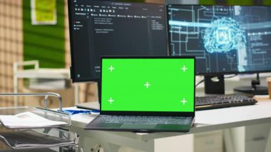 Yeşil ekran dizüstü ve bilgisayar monitörlerinde çalışan yapay zeka algoritmaları boş başlangıç çalışma alanı, makine öğrenme modelleri. Model defteri ve yapay zeka kodlama platformu ofiste.