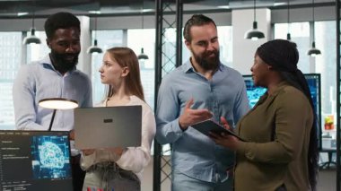 Ofisteki programcılar, cihazlardaki yapay zeka senaryolarını kullanarak tekrarlanan görevleri otomatikleştiriyorlar. Ekip çalışması bilişim uzmanlarının beyin fırtınası, yapay zeka kullanarak uzun metrajlı uygulamayı hızlandırıyor, kamera A