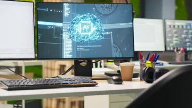 Bilgisayar monitörlerinde çalışan yapay zeka programıyla boş teknoloji firmasının ofisini kapatın. Yapay zeka endüstrisi başlangıç çalışma alanı kaldıraç makinesi öğrenme teknolojisi, el kamerası görüntüsü