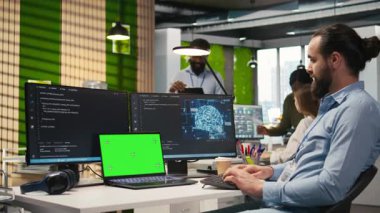 Ayrı ekranlı dizüstü bilgisayar kullanarak yöneticilik, YZ betikleri ile tekrarlanan görevleri otomatik hale getirmek. Krom anahtar aygıtı üzerinde yapay zeka kullanan bilişim uzmanı özellik uygulamasını hızlandırmak için kamera A