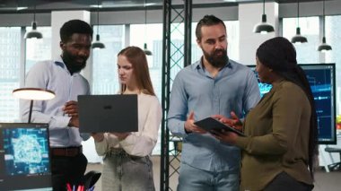 Ofisteki takım çalışması programcılarının portresi yapay zeka otomasyonunu kullanarak uygulamalar geliştiriyor. Gülümseyen bilişim uzmanlarından oluşan bir ekip aygıtlar üzerinde çalışıyor, yapay zekayla hata ayıklama uygulamaları, kamera A