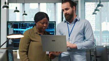 Ofisteki takım çalışması programcıları yapay zeka ölçümlerini gözden geçiriyorlar, performans gösterge panellerini izliyorlar. Bilgisayar ve kamera A 'daki araçları kullanarak sinirsel ağları ayarlayan teknoloji şirketinin iş arkadaşları.