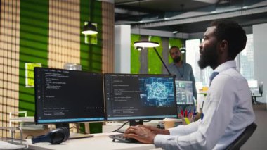 Yazılım geliştiricisi PC 'de kod yazıyor, derin öğrenim API' leri geliştiriyor. Bilişim uzmanı, yapay zeka teknolojisi ve kamera A ile yazılım hatalarını gidermek için bilgisayar kullanıyor.