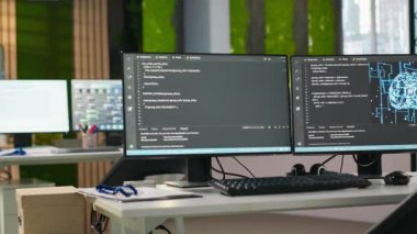 Yapay Zeka görselleştirmesini sağlayan algoritmaları tasarlamak ve uygulamak için kullanılan ofis masasındaki bilgisayar ekranları. Yapay Zeka Yazılım Geliştirme Şirketi çalışma alanı ve kod incelemeleri için kullanılan bilgisayar