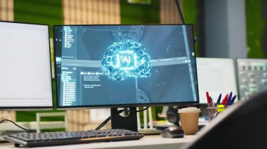 Boş IT başlangıç ofisinde bilgisayar uygulamaları inşa etmek için kullanılan yapay zeka programlama dillerini gösteriyor. Bilgisayar yazılım geliştirme ajansında makine öğrenme kodunu gösteriyor