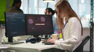 Görevdeki genç programcı bilişim uzmanlarından hacker saldırısını tespit edip engellemeleri için yardım istiyor. Ağ saldırısı için olay tepkisini koordine eden personelin asistanı kamera A