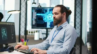 Yapay zeka makinesini test eden programcı algoritmaları öğreniyor ve iş yerinde müzik dinliyor. Kulaklık takan bilişim uzmanı yapay zeka ile verimliliği ölçeklendiriyor.