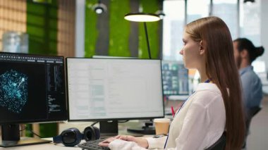 Kadın teknisyen üretici yapay zeka öğrenme algoritmalarını iş başında test ediyor. Yapay zeka ile BT profesyonel ölçeklendirme verimliliği büyük dil modeli kod, kamera A