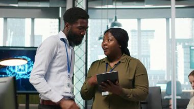 Girişimci ofis çalışanları beyin fırtınası yapıyor, iş analizleri için yapay zeka modelleri geliştiriyor. Yapay zeka için simülasyon yapan mühendisler ekibi, kamera A