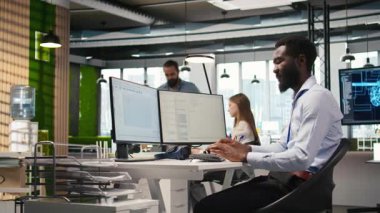 Bilgisayar, donanım ve yazılım sorunları kullanarak teknoloji firmasında sistem yöneticiliği. IT profesyoneli bilgisayar, kamera A kullanarak performansı izliyor ve optimize ediyor.