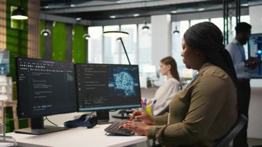 Makine öğrenme otomasyonunu kullanarak uygulama geliştirdikten sonra ofis masasındaki neşeli kadın programcı memnun oldu. Sinir ağları ve kamera A 'yı kullanarak uygulamaları hata ayıkladıktan sonra neşeli çalışan tatmin oldu