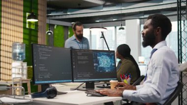 Bilgisayar kullanarak sistem yöneticisi, YZ betikleri ile tekrarlanan görevleri otomatik hale getiriyor. Uzun metrajlı uygulamayı hızlandırmak için yapay zeka teknolojisi kullanan bilişim uzmanı, kamera A