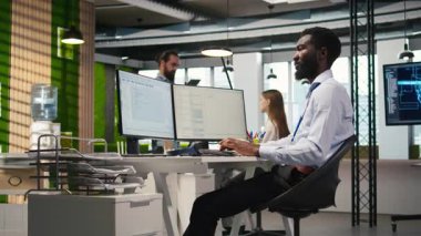 Bilgisayarı kullanarak teknoloji firmasında yönetici, hataları düzeltmek için yazılım yamaları derleme, sorun çıkaran arka uç işlemleri. Bilgi işlem uzmanı, sistem çökmesini terminalden çözüyor, kamera A