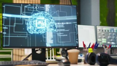 Başlangıç ofisindeki bilgisayar, makine öğrenmesini sağlayan algoritmaları tasarlamak ve uygulamak için kullanılır. Tek boynuzlu at teknolojisinin çalışma alanı. Hataları düzeltmek için kod incelemeleri yapan bir bilgisayar.