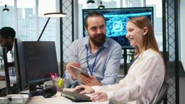 Akıl hocası, genç çalışana yapay zeka kullanarak yazılım hatalarını düzeltmeyi öğretiyor. Yönetici yeni gelen küçük Dev 'e indüksiyon yapıyor kod yazmak için bilgisayar kullanıyor, makine öğrenme API' leri geliştiriyor, kamera A