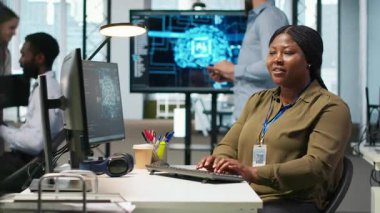 Performans ve hava tahminlerini optimize etmek için yapay zeka kullanan kadın yazılım geliştirici. Ofis eğitim makinesindeki kadın modelleri bilgisayar, kamera A kullanarak öğreniyor.