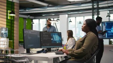 Yapay zeka nöro ağ teknolojisini kullanarak performansı ve tahminleri optimize eden bir kadın yönetici. Ofisteki kadın yapay zeka eğitimi alıyor. PC, kamera A kullanarak derin öğrenme modelleri kullanıyor.