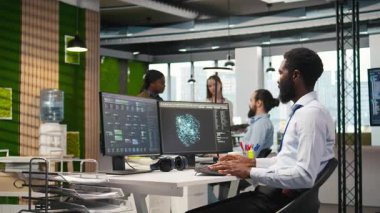 AI LLM sohbet robotu tavsiyeleri kullanarak performansı optimize eden programcı. Afrika kökenli Amerikalı işçiler yapay zeka asistanlarını kullanarak manüel iş akışını otomatik senaryolara, kamera A 'ya dönüştürüyor.