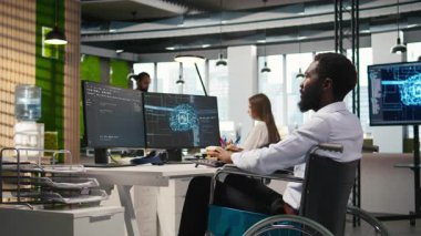 Tekerlekli sandalyedeki profesyonel bilişim teknisyeni yapay zeka otomasyonunu kullanarak yazılım uygulamaları geliştiriyor. Belden aşağısı felçli bir bilgisayar bilimcisi yapay zekayla hata ayıklama uygulamaları, kamera A