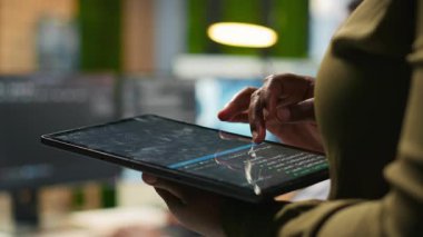 Kod yazmak için tablet kullanarak makine öğrenme API 'leri geliştiren mühendisleri kapatın. Yapay zeka ve kamera A 'yı kullanarak bilgi işleme yazılımı hataları ve hataları