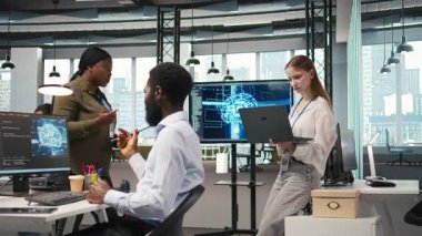 Genç müteahhit performans ve tahminleri optimize etmek için yapay zeka kullanıyor. Genç bayan mühendis ofis eğitim makinesinde modelleri öğreniyor, kamera A