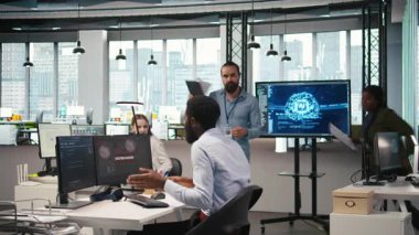 Programcı, şirket ağındaki hackleme girişimini düzeltmek için takım liderinden yardım istiyor. Bilgi işlem çalışanı ve yönetici yetkisiz giriş alarmlarını araştırıyor, beyin fırtınası yapıyor, kamera A