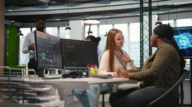 İş yerinde iş arkadaşları kaynaşıyor, tatilde kişisel sorunları paylaşıyor, birbirimize güvence veriyoruz. Ofisteki en güçlü arkadaşlıkları kuran, sorunları paylaşan ve birbirini destekleyen iş arkadaşları, kamera A