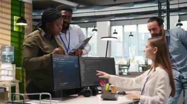 Takım çalışması programcıları yazılım uygulamaları geliştiriyor, kodu optimize etmek için birlikte çalışıyorlar. Teknik ekip ofiste beyin fırtınası yapıyor, yapay zekayı kullanarak darboğazları ve kamera A 'yı çözüyor.