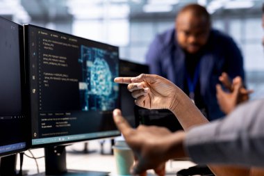 Sunucu çiftliği yöneticisi, yapay zeka teknolojisini bilgisayarda gösteriyor, algoritmalar yaratıyor ve uyguluyor. Veri merkezi çalışanı bilgisayarda yapay zeka teknolojisini işaret ediyor.